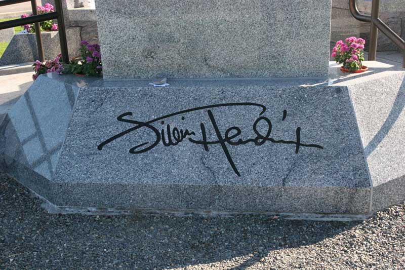 Hendrix Headstone #9 - Bill Aronson - September, 2005